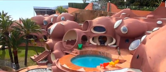 vue extérieure d'une partie du palais bulles de pierre cardin, une oeuvre de l'habitologue antti lovag, on y voit une petite piscine ronde