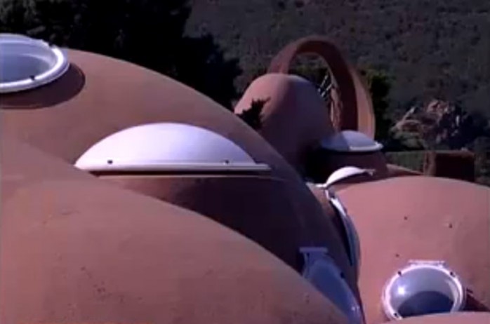 La maison bulle de Pierre Cardin en vidéo | habitat bulles