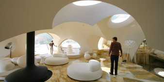 intérieur maison bulle antoine gaudet tourrettes sur loup, grande impression d'espace, bien être, zenithude, puits de lumière, poêle gyrofucus
