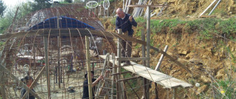 photo d'un stagiaire à la maison bulle de Montgivray, Nicolas en plein ferraillage du skydome