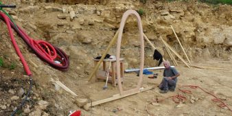 pose des premiers fers à béton avec Antonio Benincà avec la porte du local technique