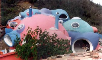 photo de la maison bulle de anne-marie et daniel bord dans les pyrénées, les couleurs des bulles sont le rose, le bleu pastel, le bleu marine, le mauve