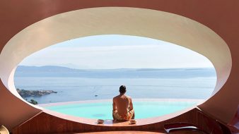 photo fenêtre baie en ellipse au palais bulles de pierre cardin avec la vue sur l'océan