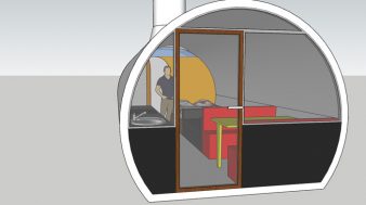 cette image montre l'entrée du concept GreenPod avec la baie vitrée en forme de demi cercle outrepassé, on y voit un personnage au fond, devant il y a la salle à manger à doite avec les banquettes couleur rouge et la table couleur jaune, et en face à gauche il y a la cuisine