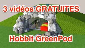 cette image montre une image 3D d'une maison enterrée avec des rochers autour de l'entrée pour symboliser la retenue de terre, on apercoit un personnage devant la porte d'entrée, la cuisine est a gauche et le coin repas est à droite avec les bancs en rouge et la table jaune, le texte dit 3 vidéos gratuites Hobbit GreenPod
