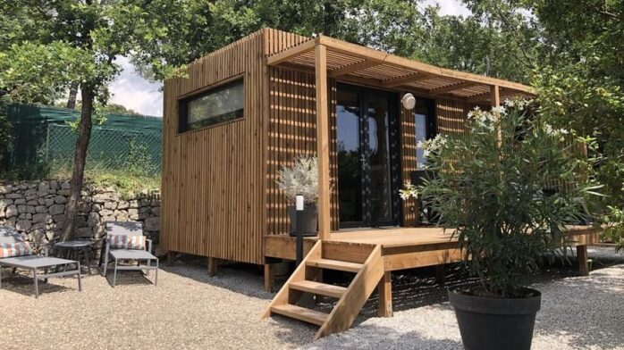 studio de jardin en bois, greenkub, avec petite terrasse et pergola pour se protéger du soleil