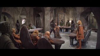 photo extraite du film la planete des singes 1968 avec Charlton Heston, Kim Hunter, Roddy McDowall, Maurice Evans… ou l'on voit Taylor dans la salle du conseil des singes