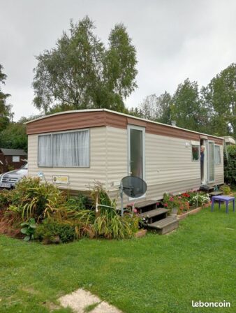 De forme rectangulaire, le mobilhome est une sorte de petite maison que l'on peut installer dans son jardin, pour héberger des amis de passage, un adolescent ou un parent âgé, ou pour vivre. Cela ressemble à une caravane mais le mobilhome ne peut pas rouler sur la route, il doit être transporté sur une remorque. A l'intérieur, on trouve tout le confort nécessaire d'une maison.
