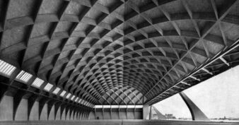 photo d'un hangar en ferrociment de l'ingénieur Pier Luigi Nervi à Orvieto en Italie