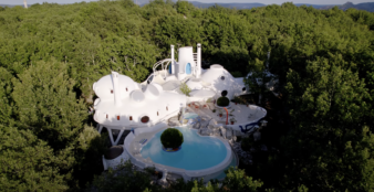 vue aérienne drone de la maison bulle de Claude et Joël Unal située à Chapias dans l'Ardèche. La maison est réalisée en voile de béton. La construction de la maison Unal a duré 30 ans. La maison Unal a été conçue par l'architecte Claude Costy Hausermann dans les années 1970. Elle est à vendre 2,5 millions d'euros
