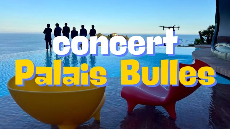 la photo est prise devant la piscine du Palais Bulles, avec le groupe de pop français appelé L'Impératrice sur le bord de la piscine, un drone flottant dans l'air à droite, la mer Méditerranée en fond