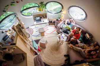 image présentant l'intérieur d'une maison boule Bolwoningen, avec son coin coin salon tout rond, et ses fenêtres hublots ronds, aux Pays-Bas