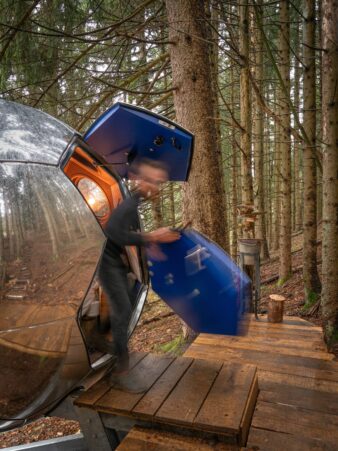 sortie extravehiculaire d'un conker dans une forêt, aspect metal chromé