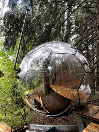 conker baby boule de pétanque, revetement exterieur aspect miroir, on dirait vraiment une boule de pétanque, facettes pentagone et hexagone
