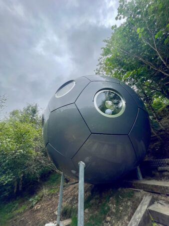 mini maison bulle conker living gris vu de l'extérieur, tel un vaisseau spatial du film Oblivion