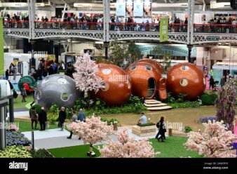 exposition grand hall, plusieurs conker assemblés entre eux dans un environnement verdoyant, sorte de village spatial sur la planète mars