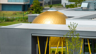 cette photo présente une vue sur le dome d'une sphère de la crèche de Székesfehérvár en Hongrie, avec ses écailles dorées