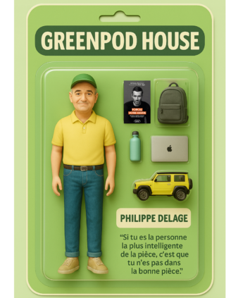poupée figurine articulée personnalisée boite sous blister philippe delage en jeans, casquette verte, et polo jaune, ses accessoires sont le livre d'anthony bourbon "forcez votre destin", un sac à dos, une gourde, un ordinateur macbook, son suzudi jimny jaune, et la citation de jim rohn "si tu es la personne la plus intelligente de la pièce, c'est que tu n'es pas dans la bonne pièce"