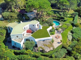 vue aérienne d'une maison en béton de Jacques Couelle avec son toit végétalisé