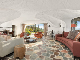 intérieur lumineux d'une maison en béton de Jacques Couelle, architecte sculpteur