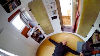 photo de Jan Korbes étendu au sol, les bras en éventail, allongé au sol de la mini maison silo à grains