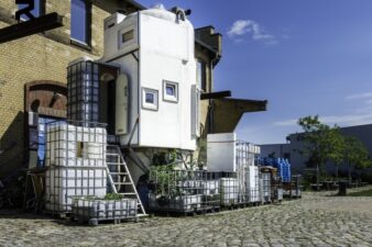 photo extérieur de la micro maison silo à grains de l'architecte allemand Jan Korbes à Berlin