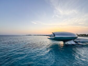 villa orbe au complexe de Shebara avec coucher de soleil en fond, les villas semblent flotter sur l'eau