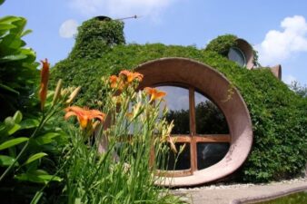 photo maison bulle Antonio Benincà recouverte de végétation