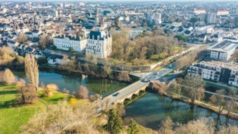 photo aérienne de la ville de Châteauroux, avec le château Raoult et la préfecture derrière le pont de l'Indre