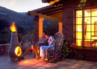 un brasero mexicain en terre cuite qui chauffe la terrasse d'une maison