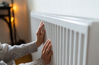 radiateur électrique, même avec les mains posées dessus, il fait froid, est-ce la solution ?