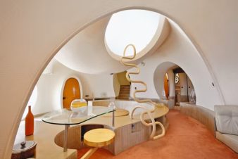 Hamac architectural intégré comme excroissance naturelle dans une maison bulle organique