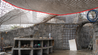 Hamac architectural fermé avec hublots intégré dans une maison bulle, créant un espace intime et protégé au sein d’une structure organique