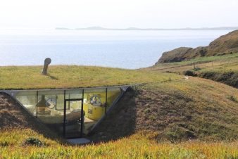 Maison Malator semi-enterrée intégrée dans la nature avec vue sur la mer au Pays de Galles