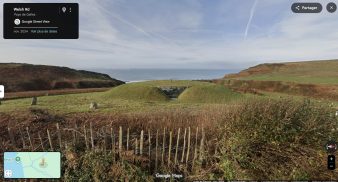 Maison Malator semi-enterrée intégrée dans le paysage au Pays de Galles avec toit végétalisé et vue sur la mer