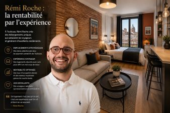 Rémi Roche devant un appartement toulousain haut de gamme conçu pour la location courte durée et l’expérience voyageur