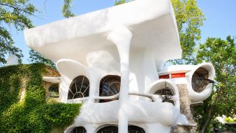 La Maison Bulle de Minzier retrouve sa blancheur d'origine après un ravalement respectueux de l'architecture organique imaginée par Claude Costy et Pascal Häusermann.