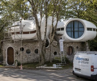 Les équipes de Chameau Peinture réalisent le ravalement de la Maison Bulle de Minzier afin de lui redonner sa blancheur d'origine dans le respect de l'architecture organique.