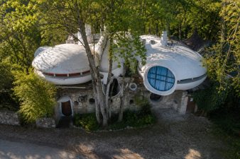 Vue aérienne de la Maison Bulle de Minzier mettant en valeur les formes organiques imaginées par Claude Costy et Pascal Häusermann au cœur de la nature haut-savoyarde.