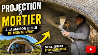 Projection de mortier sous la voûte de la maison bulle de Montgivray avec une boîte à projeter Tigre lors du chantier du 1er août 2026.