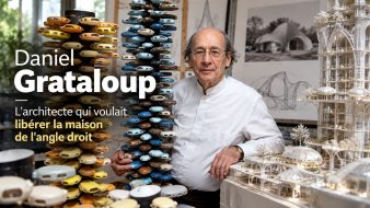 Daniel Grataloup entouré de maquettes illustrant ses recherches sur l’architecture courbe et l’habitat du futur.