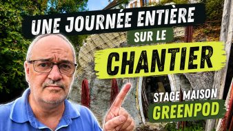 Philippe Delage devant son chantier de maison GreenPod en construction, présentant une journée d'immersion pour découvrir les techniques, les outils et les matériaux de l'auto-construction.
