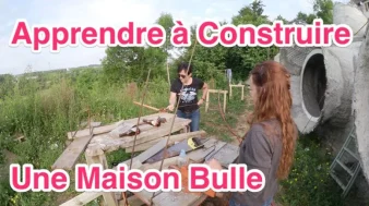Deux stagiaires apprennent à construire une maison bulle lors d’un stage pratique d’autoconstruction