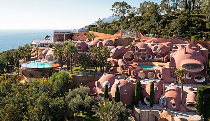 photo aérienne du Palais Bulles de Pierre Cardin, une oeuvre de l'habitologue Antti Lovag, réalisé dans les années 80 par Antti et son ami et client Pierre Bernard