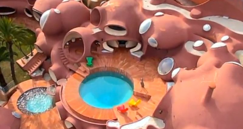 vue extérieure d'une partie du palais bulles de pierre cardin, une oeuvre de l'habitologue antti lovag, on y voit une petite piscine ronde