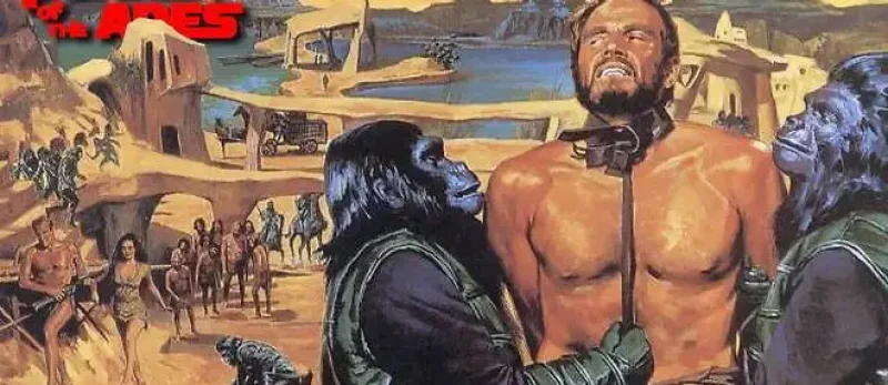 dessin représentant Charlton Heston avec deux singes le tenant en laisse et en fond les maisons organiques du film la planète des singes 1968