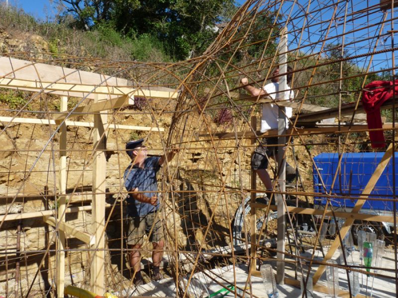 chantier maison bulle de montgivray, ferraillage de la bulle de la cuisine avec Jean-Baptiste un stagiaire de la Charente, chercheur à l'Inra