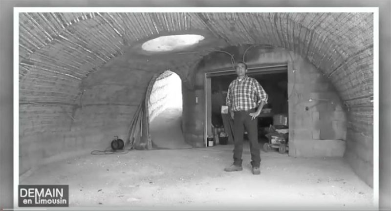 Luc Gribaldo dans son garage bulle